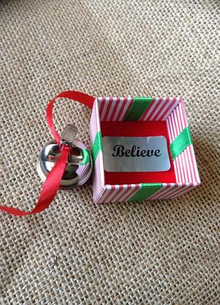 Подарочный звенящий колокольчик в коробке.