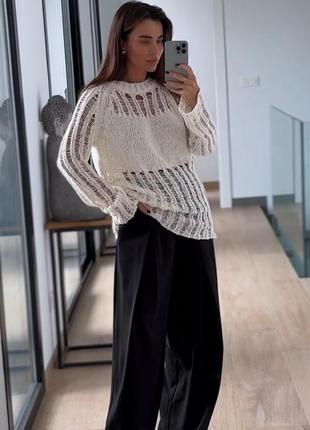 Молочный вязаный свитер