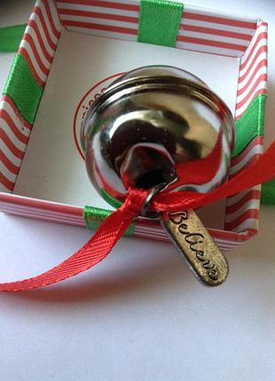 Подарочный звенящий колокольчик в коробке.