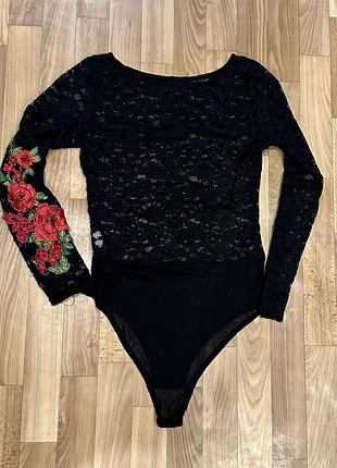 Боди с вышивкой на рукаве