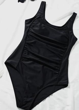 Слитный купальник с открытой спиной.