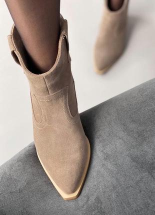 Козаки жіночі замшеві кольору капучино ковбойки черевики демісезонні на підборах