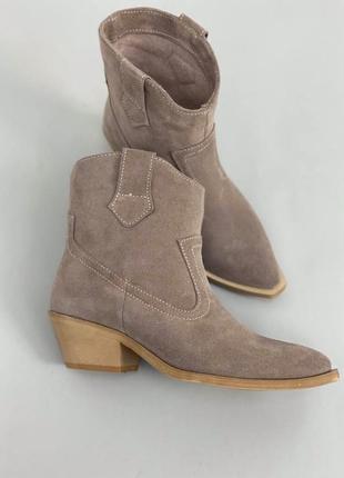 Козаки жіночі замшеві кольору капучино ковбойки черевики демісезонні на підборах