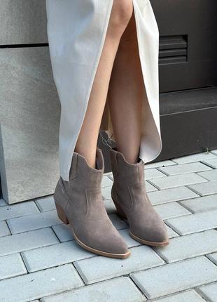 Козаки жіночі замшеві кольору капучино ковбойки черевики демісезонні на підборах