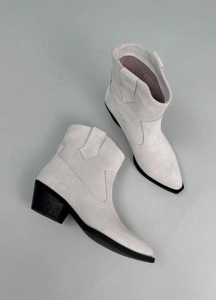 Козаки жіночі замшеві кольору капучино ковбойки черевики демісезонні на підборах