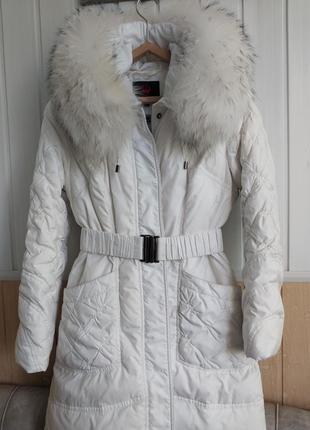 Пуховик белый стеганное пальто,натуральный мех