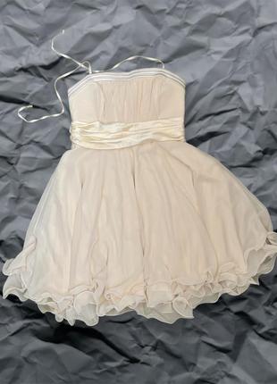 Ідеальна пишна бежева сукня