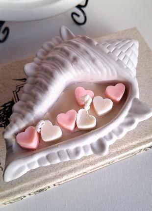 Велика соєва свічка "мушля з сердечками", поданунок коханій7 фото