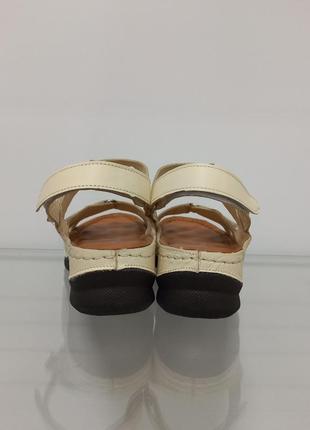 Женские кожаные на липучках бежевые сандалии на платформе8 фото