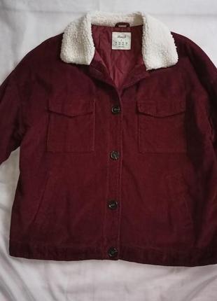 Стильна вельветова куртка кольору бургунді від бренду denimco