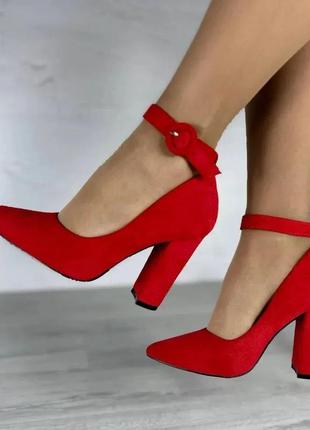 Красные женские туфли с ремешком