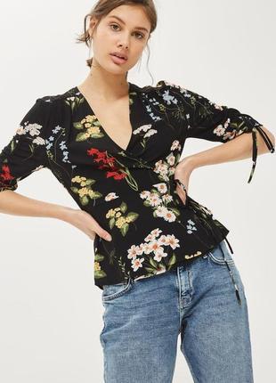 Черная блуза на запах с цветочным принтом от topshop