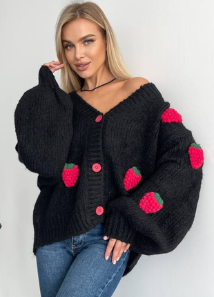 Объемный кардиган свободного кроя с малиной и акцентными пуговицами