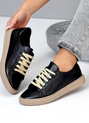 Чорні прошиті шкіряні кеди натуральна шкіра на бежевій підошві