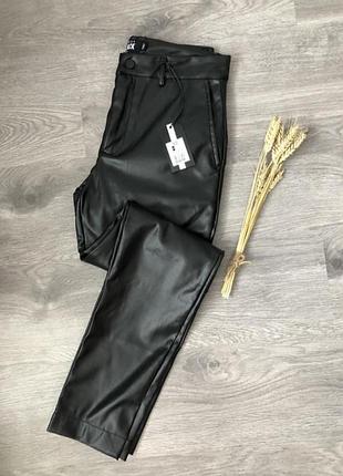 Брюки из эко кожи