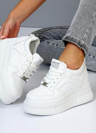 Модні білі кросівки снікерси з перфорацією на платформі