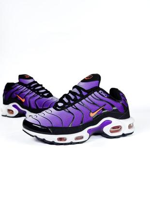 Стильні жіночі кросівки.