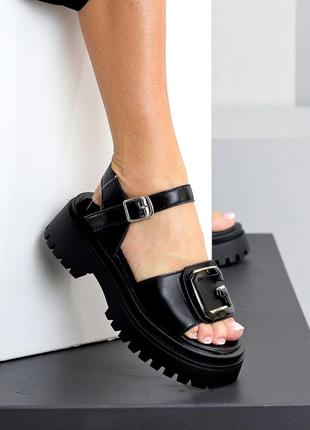 Жіночі чорні босоніжки масивна тракторна підошва натуральна шкіра