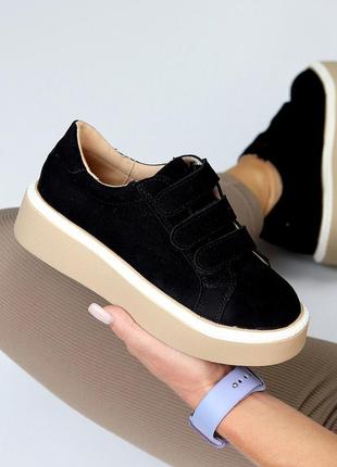 Універсальні замшеві чорні кеди на липучках на бежевій підошві у стилі спорт-шик