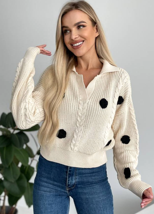 Молочный оригинальный свитер поло с акцентными цветами