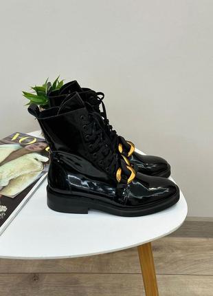 Чорні лакові черевики із золотою пряжкою