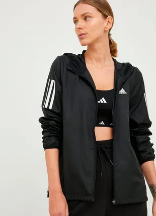 Чорна демісезонна вітровка для бігу own the run у розмірі s adidas