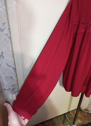 Натуральная вишнёвая блузка-распашонка с кружевами и кистями батал kappahl