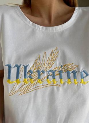 Женская белая футболка украинская с вышивкой4 фото