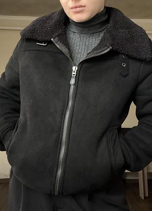 Черная актуальная замшевая дубленка