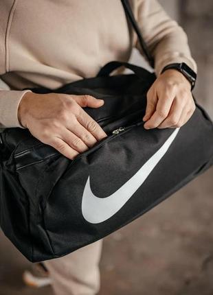 Сумка черная спортивная, дорожная, для тренировок, путешествий nike найк4 фото