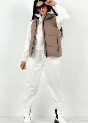 Женская жилетка с капюшоном, коричневого цвета1 фото