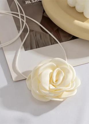 Чокер маленькая роза на шнурке podarkus украшение на шею кремовый вк0292 фото