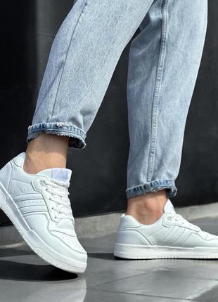 Мужские белые кроссовки с перфорацией
