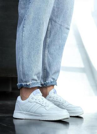 Мужские белые кроссовки с перфорацией