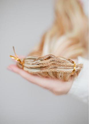 Волнистые мелированные волосы карамельный блонд на заколках комплект3 фото