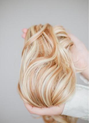 Волнистые мелированные волосы карамельный блонд на заколках комплект2 фото