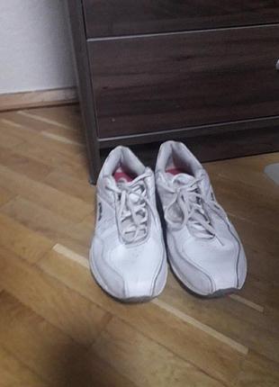 Жіночі кросівки