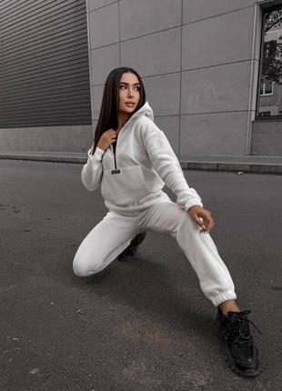 Спортивный костюм с кофтой с воротником с молнией с манжетами на резинке с кулисками с карманом кенгуру с брюками с манжетами на резинке8 фото