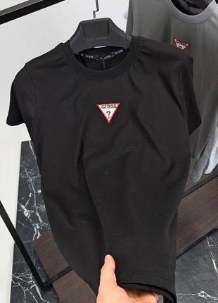 Чорна футболка чоловіча з принтом в стилі guess