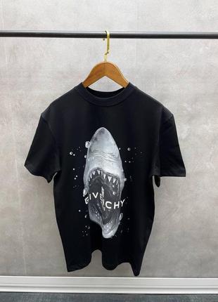 Чорна футболка чоловіча з принтом в стилі givenchy