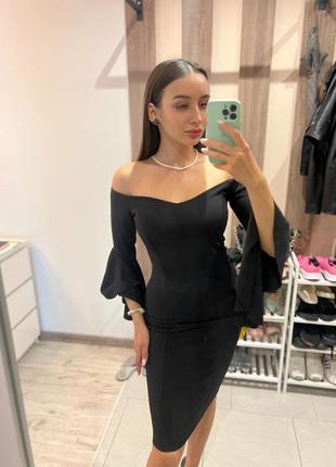 Стильное черное платье с открытыми плечами