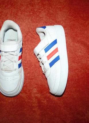 Кросівки фірми adidas 32 розміри за устілкою 20,5 см.