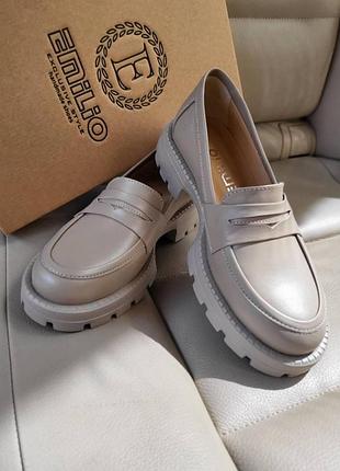 Бежеві лофери