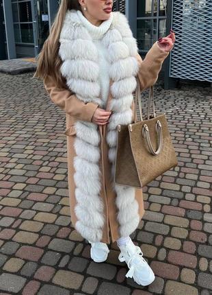 Бежевое пальто с натуральным мехом песца