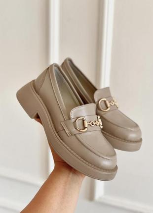 Бежеві лофери