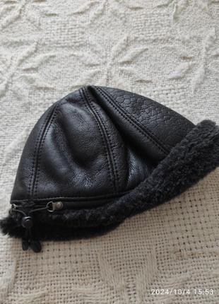 Необычная зимняя женская шапка из кожи на цегейке