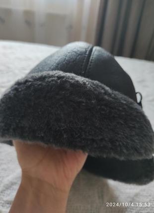 Необычная зимняя женская шапка из кожи на цегейке