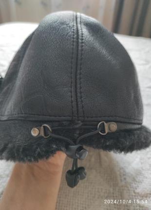 Необычная зимняя женская шапка из кожи на цегейке