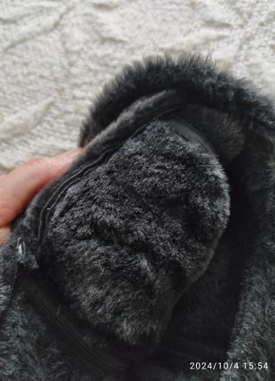 Необычная зимняя женская шапка из кожи на цегейке