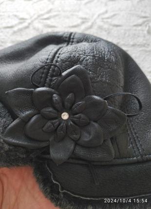 Необычная зимняя женская шапка из кожи на цегейке